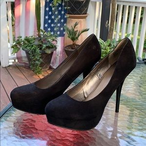 Black pumps